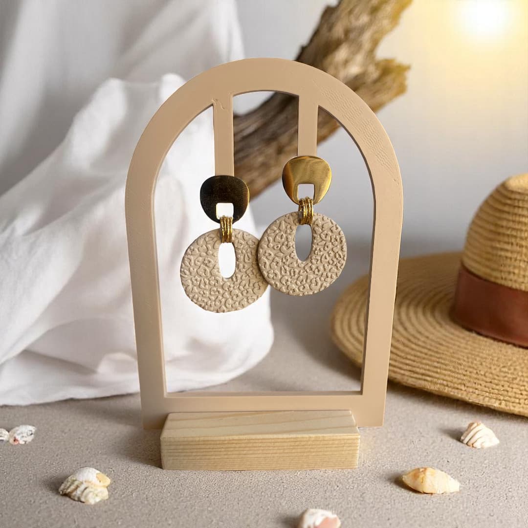 Boucles d’oreilles Amalya en pâte polymère latte avec attache dorée, motif léopard en relief