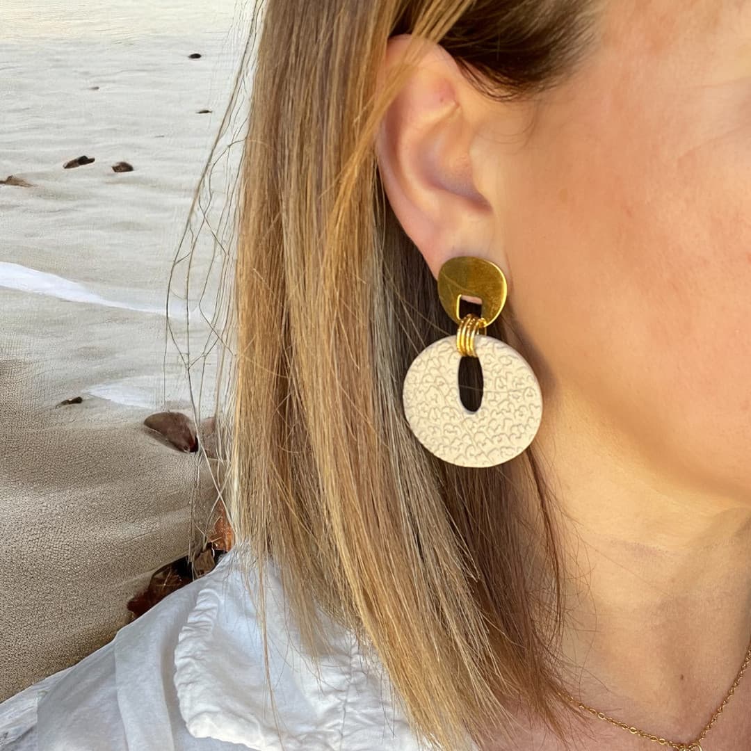 Boucles d’oreilles Amalya en pâte polymère latte avec attache dorée, motif léopard en relief