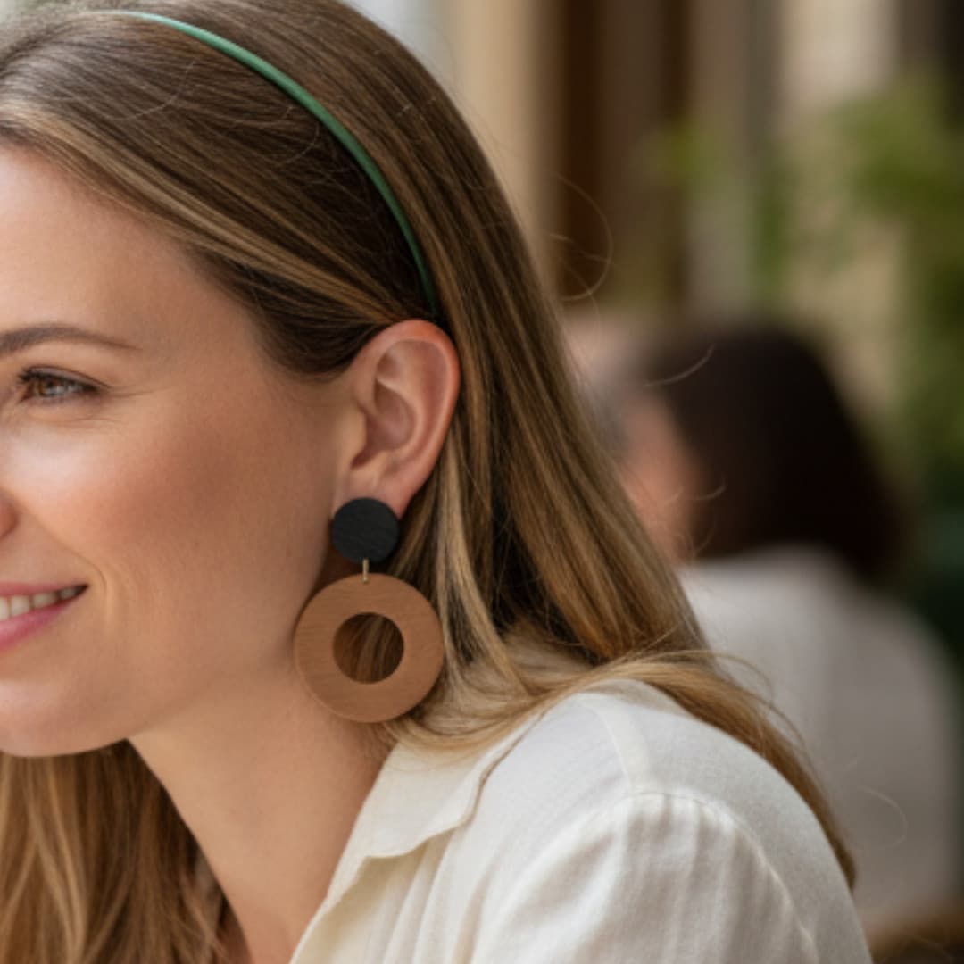 Boucles d’oreilles Aëlya marron cuir et noir en pâte polymère, fait main, structure texturée.