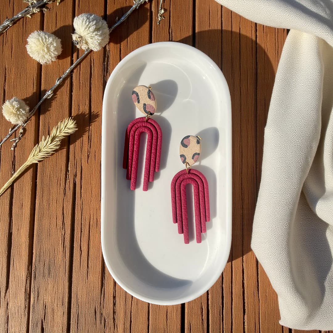 Boucles d’oreilles Alma – Rouge profond & motif léopard