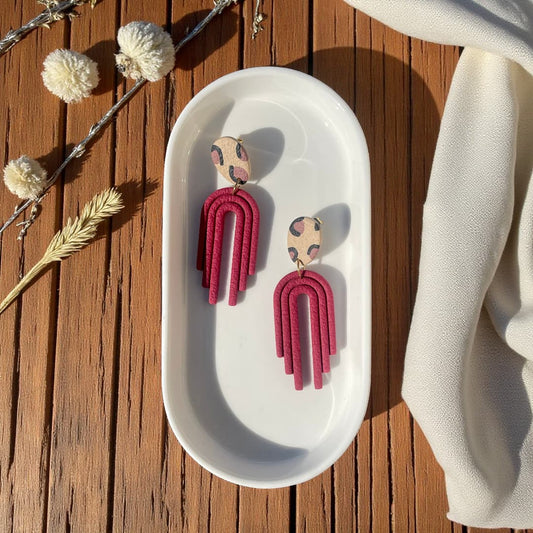 Boucles d’oreilles Alma – Rouge profond & motif léopard
