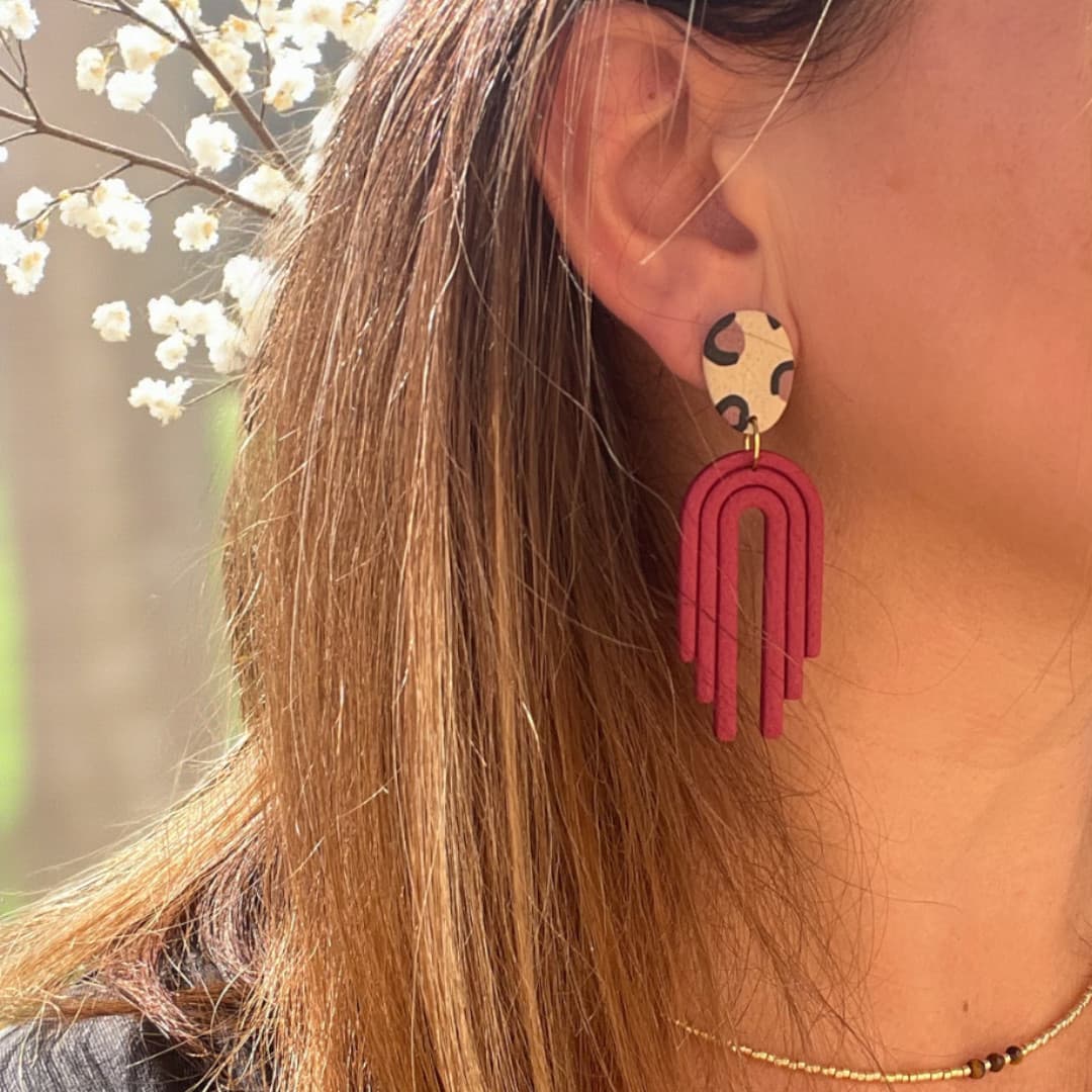 Boucles d’oreilles Alma – Rouge profond & motif léopard