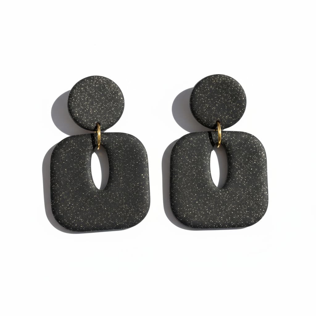 Boucles d’oreilles noires pailletées Céleste en pâte polymère, forme géométrique.