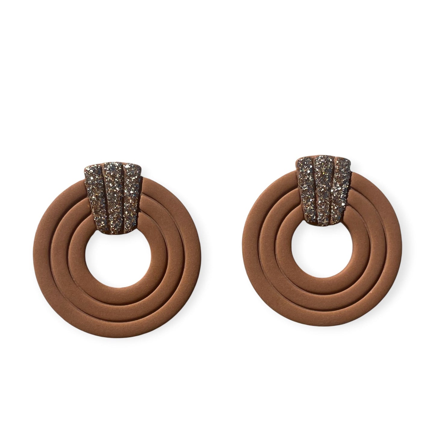 Boucles d’oreilles artisanales en pâte polymère marron cuir, ornées de paillettes Champagne.