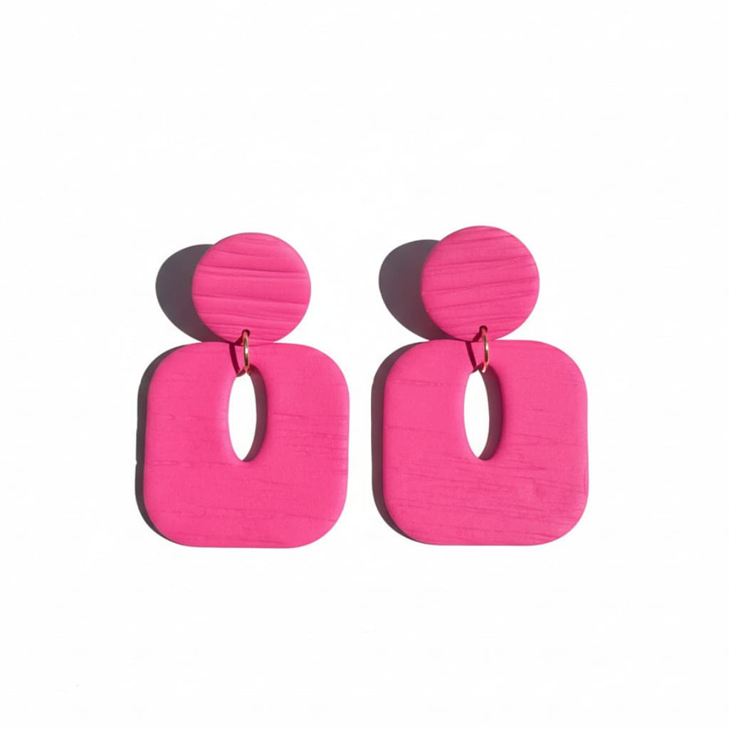 Gros plan argile polymère fuchsia texture veinée - Boucles d'oreilles Lena ATMY