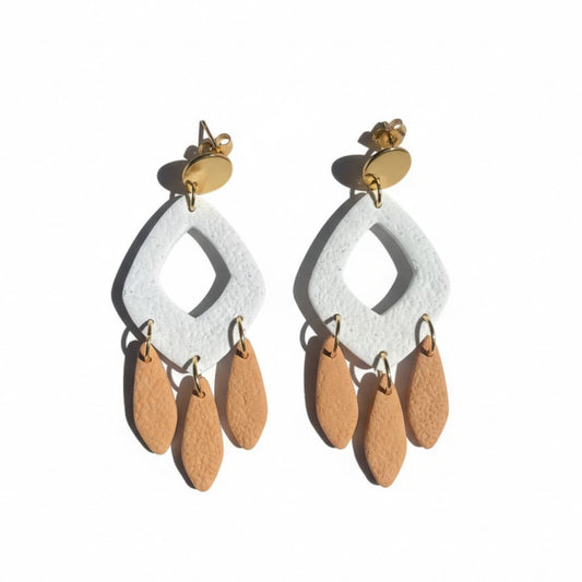 Gros plan argile polymère texturée losange & pampilles - Boucles d'oreilles Sienna ATM
