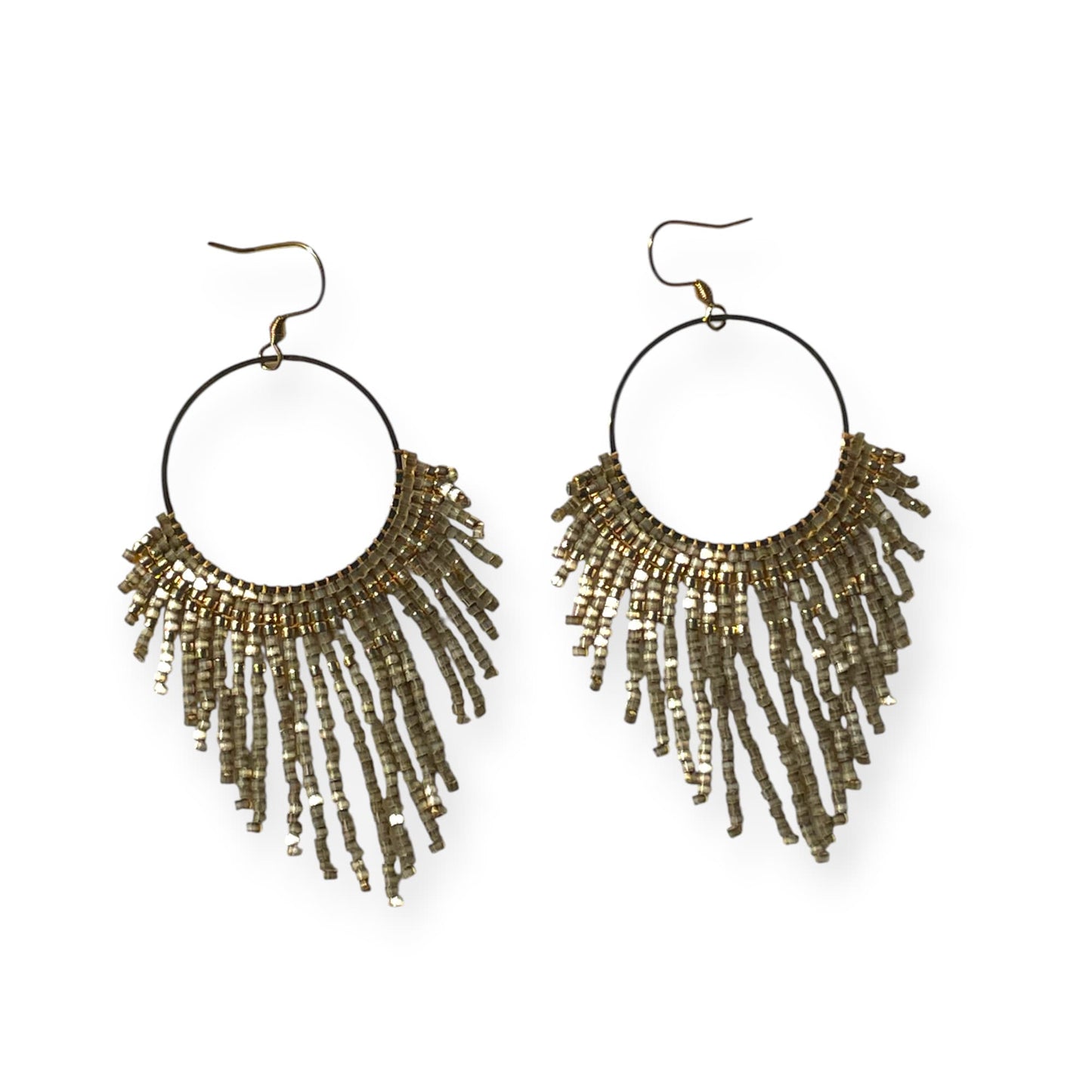 packshot fond blanc — boucles d'oreilles Médusa taupe satiné, vue frontale | ATMY Bijoux