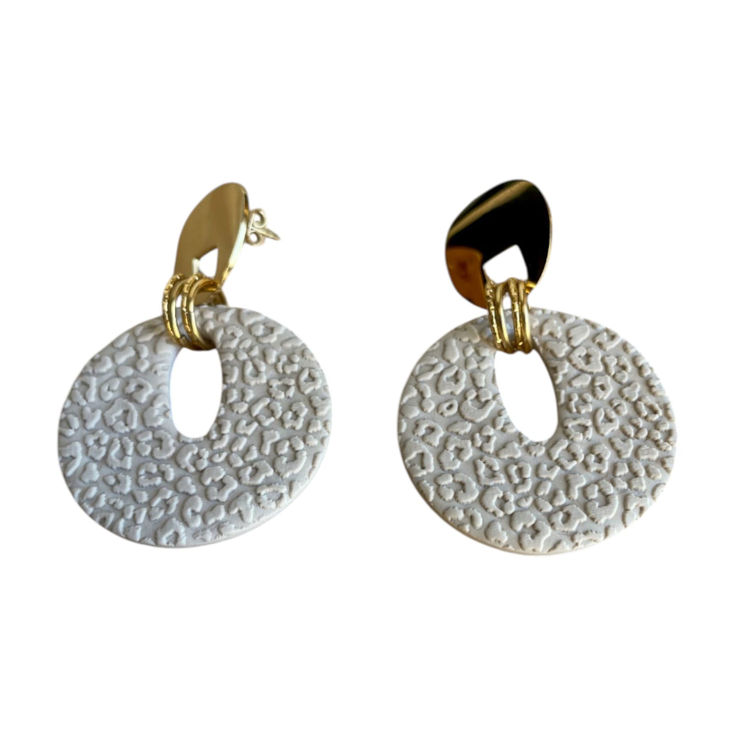 Boucles d’oreilles Amalya en pâte polymère latte avec attache dorée, motif léopard en relief