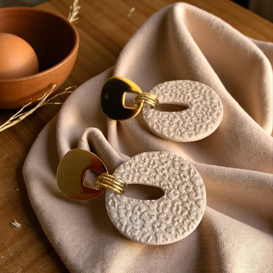 Boucles d’oreilles Amalya en pâte polymère latte avec attache dorée, motif léopard en relief