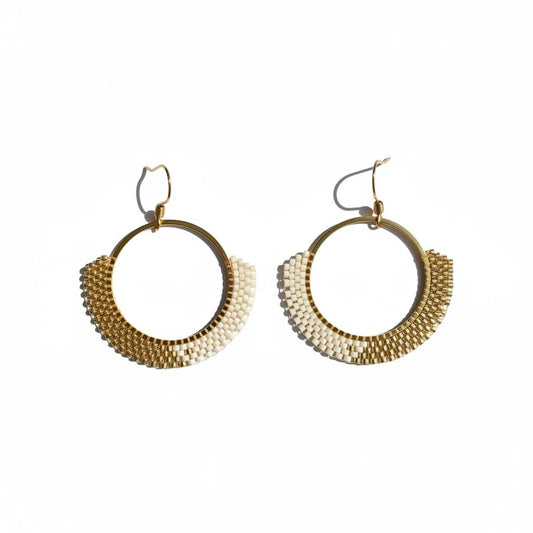 Boucles d'oreilles Aya perle miyuki delica creme fond blanc