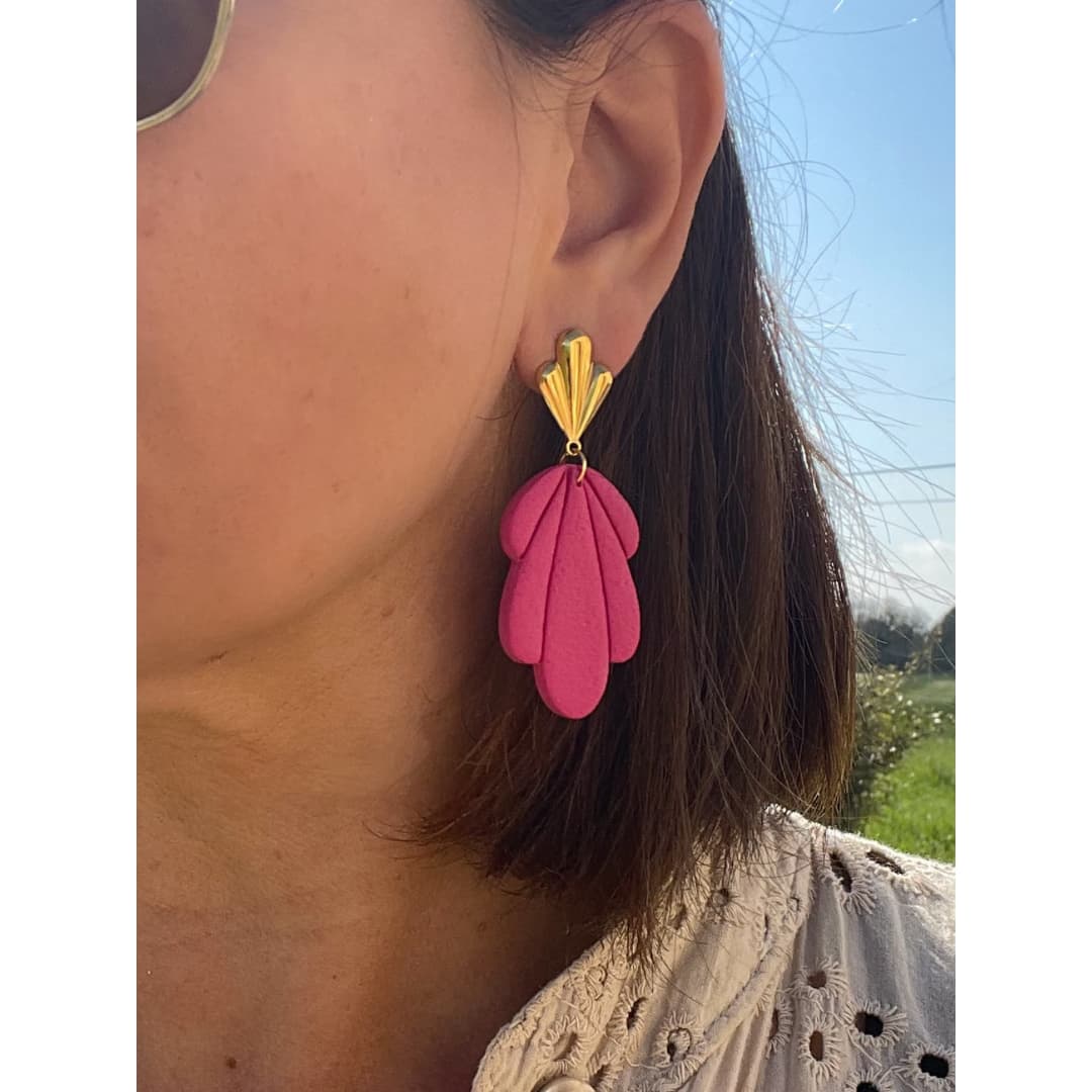 Boucles d’oreilles Flora avec pétales en pâte polymère rose texturée et clous dorés en forme de feuille.