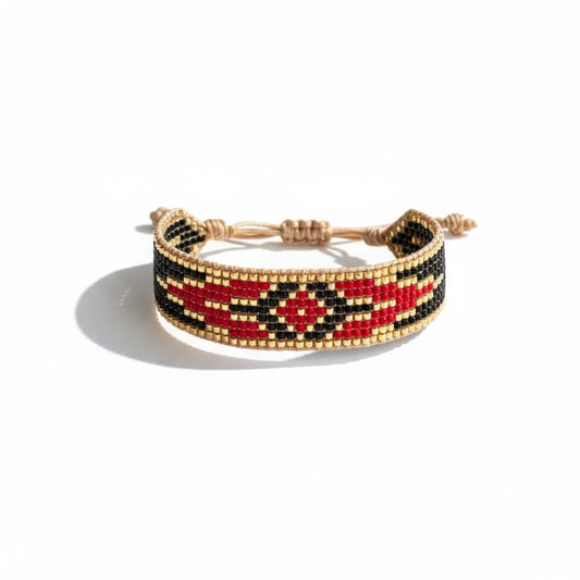 Bracelet Guy – Bracelet artisanal en perles Miyuki aux motifs amérindiens. Rouge, noir et doré. Ajustable, tendance et bohème chic. Pièce forte signée ATMY Bijoux.