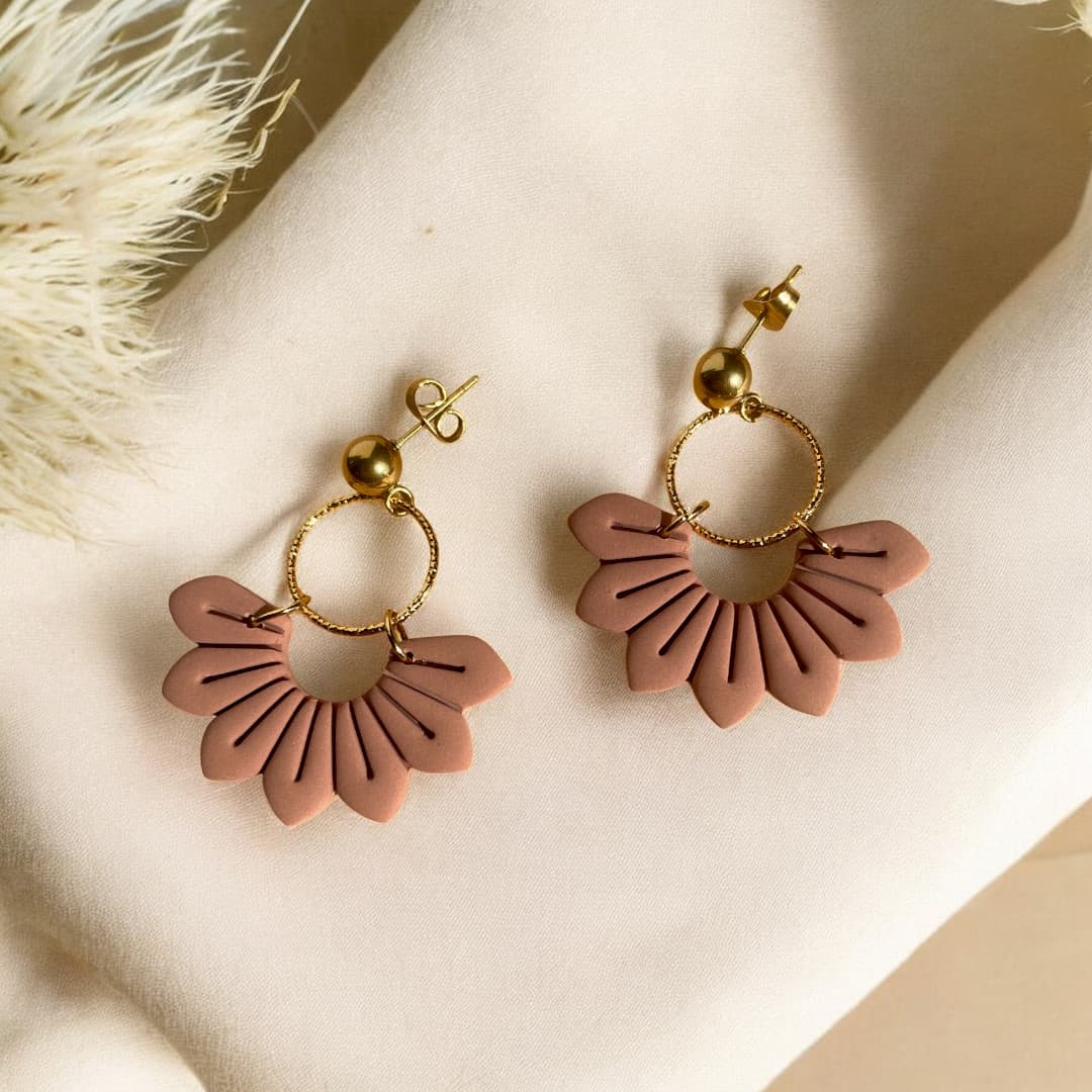 Paire de boucles d’oreilles en éventail sculpté, avec anneau martelé et fermoir doré