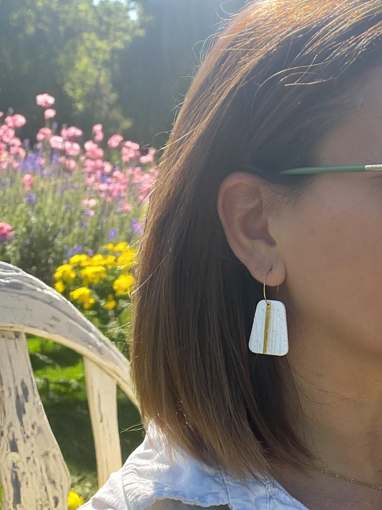 Boucles d’oreilles Lara – créoles dorées de 25 mm et pendentifs trapèze de 30 mm en pâte polymère.