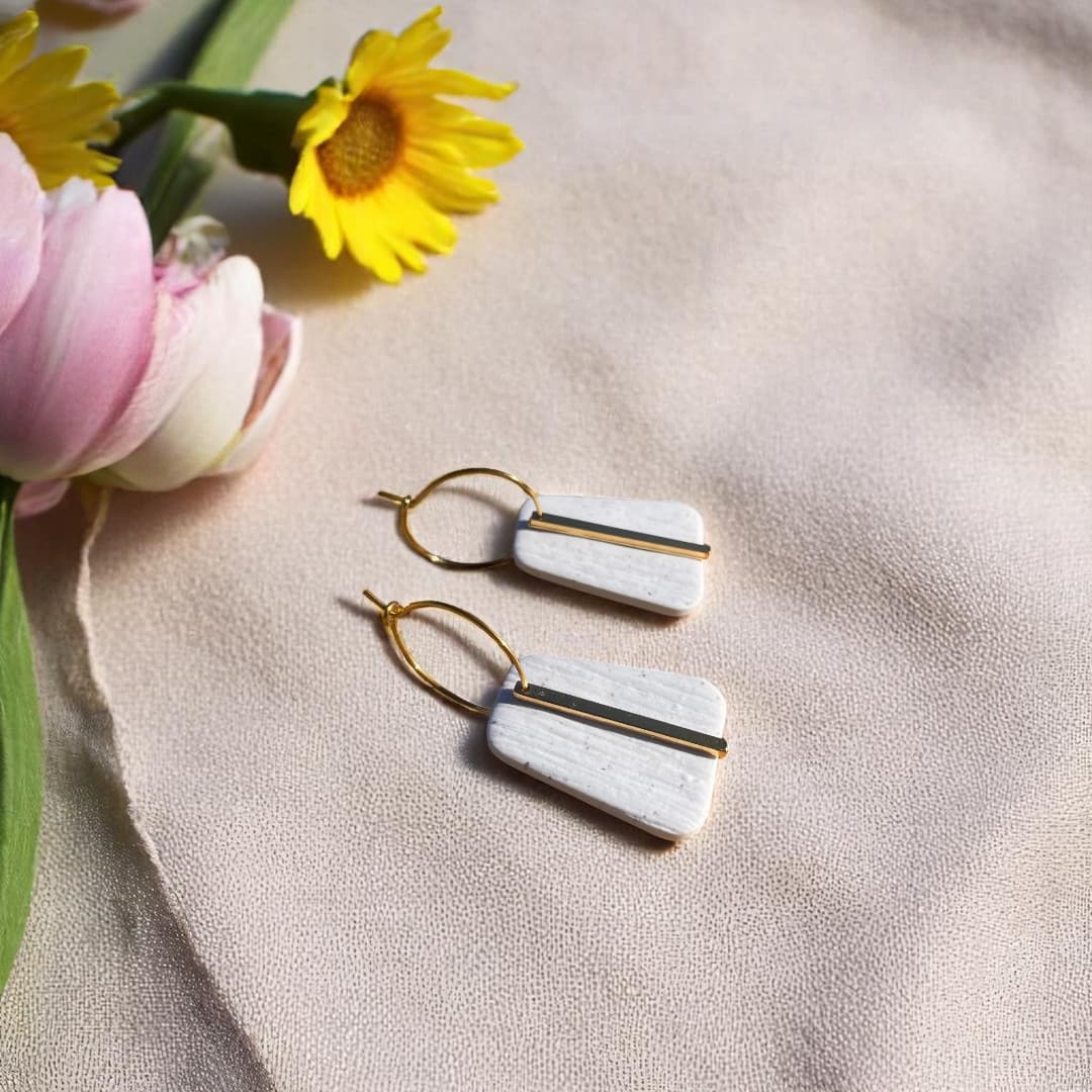 Boucles d’oreilles Lara – créoles dorées de 25 mm et pendentifs trapèze de 30 mm en pâte polymère.