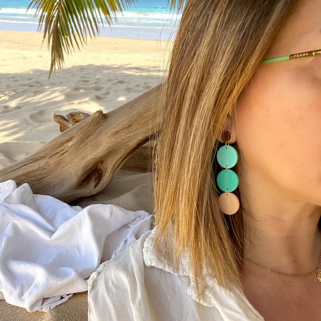Boucles d’oreilles Zélie – tons Bahamas, Calypso et Sable chaud – création artisanale en pâte polymère