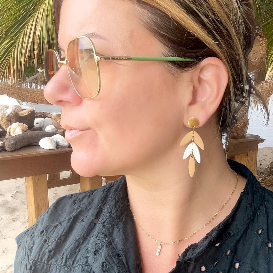 Boucles d’oreilles Calypso en pâte polymère coloris sable chaud et blanc granite