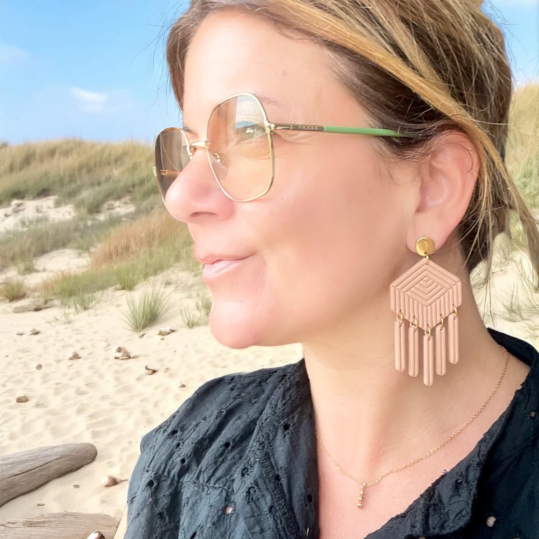 Bijou bohème chic Calie – boucles longues graphiques avec pampilles mobiles