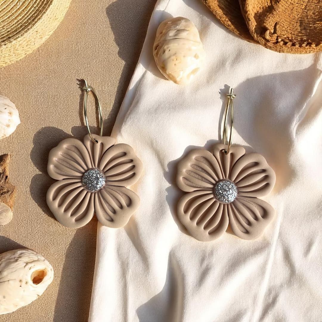 Boucles d’oreilles fleur couleur herbes sèches avec cœur pailleté champagne