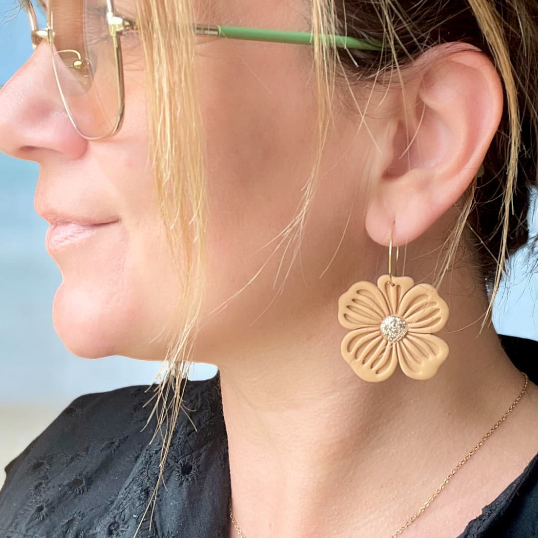 Boucles d’oreilles fleur couleur herbes sèches avec cœur pailleté champagne