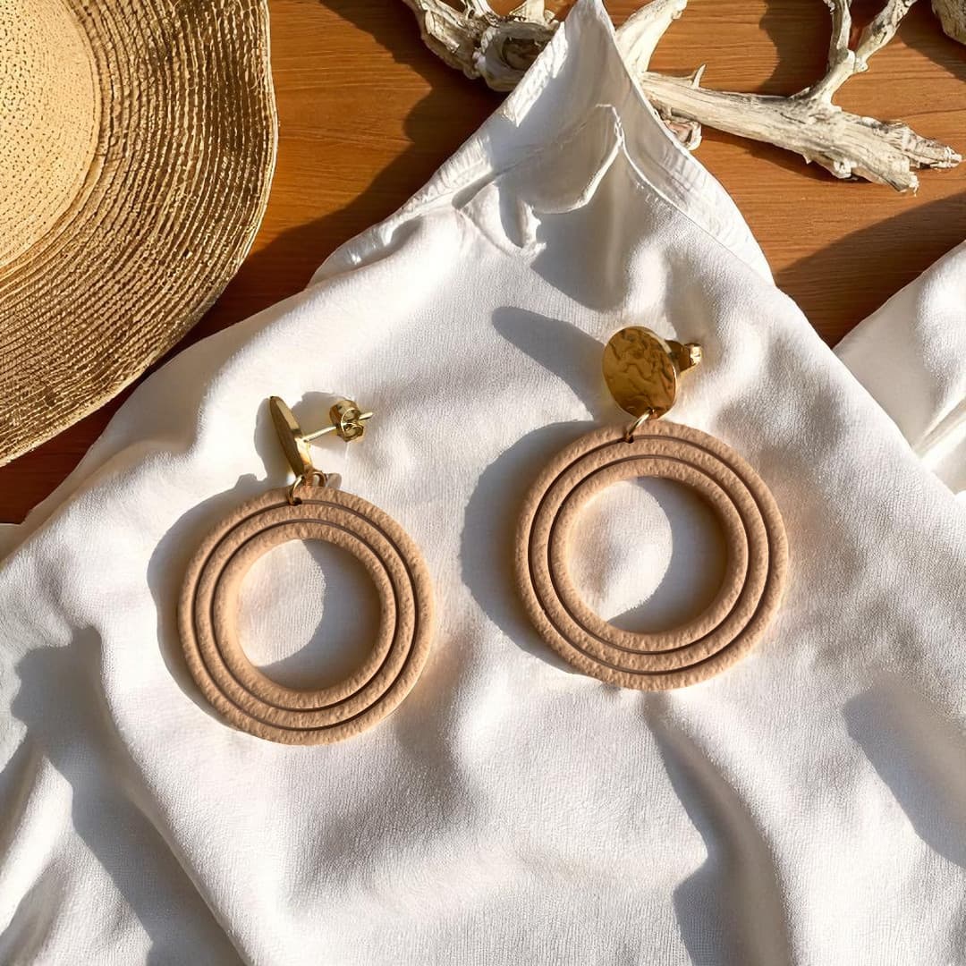 Boucles d’oreilles Adèle – créoles texturées en pâte polymère et puce dorée en acier inoxydable