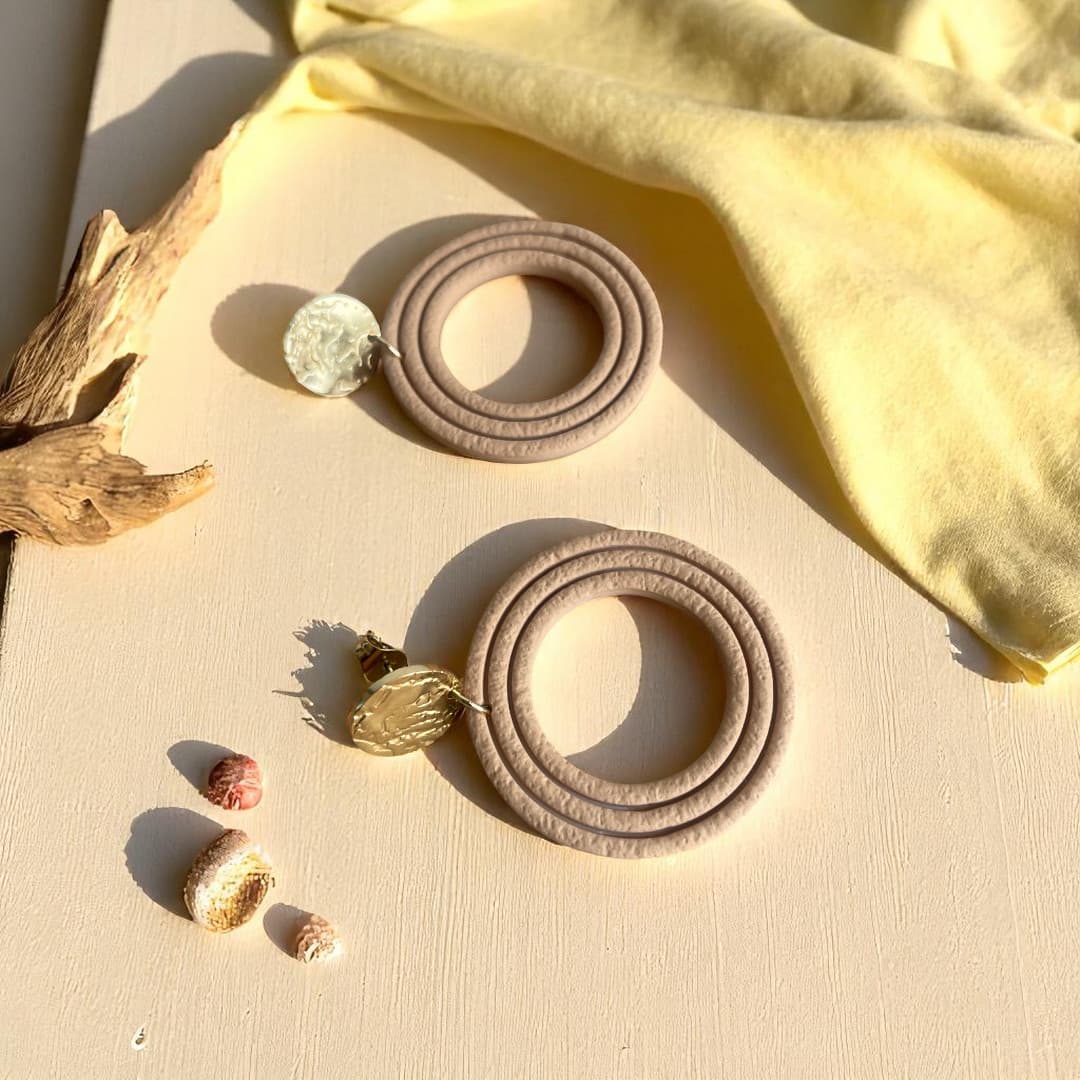 Boucles d’oreilles Adèle – créoles texturées en pâte polymère et puce dorée en acier inoxydable