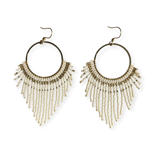 Boucles d'oreilles Médusa crème et doré fond blanc