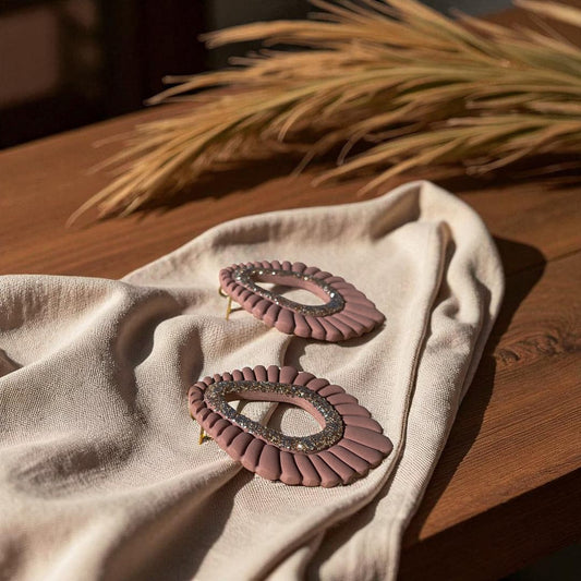 Boucles d’oreilles Thalia en pâte polymère couleur brun avec paillettes champagne – bijou artisanal ATMY Bijoux