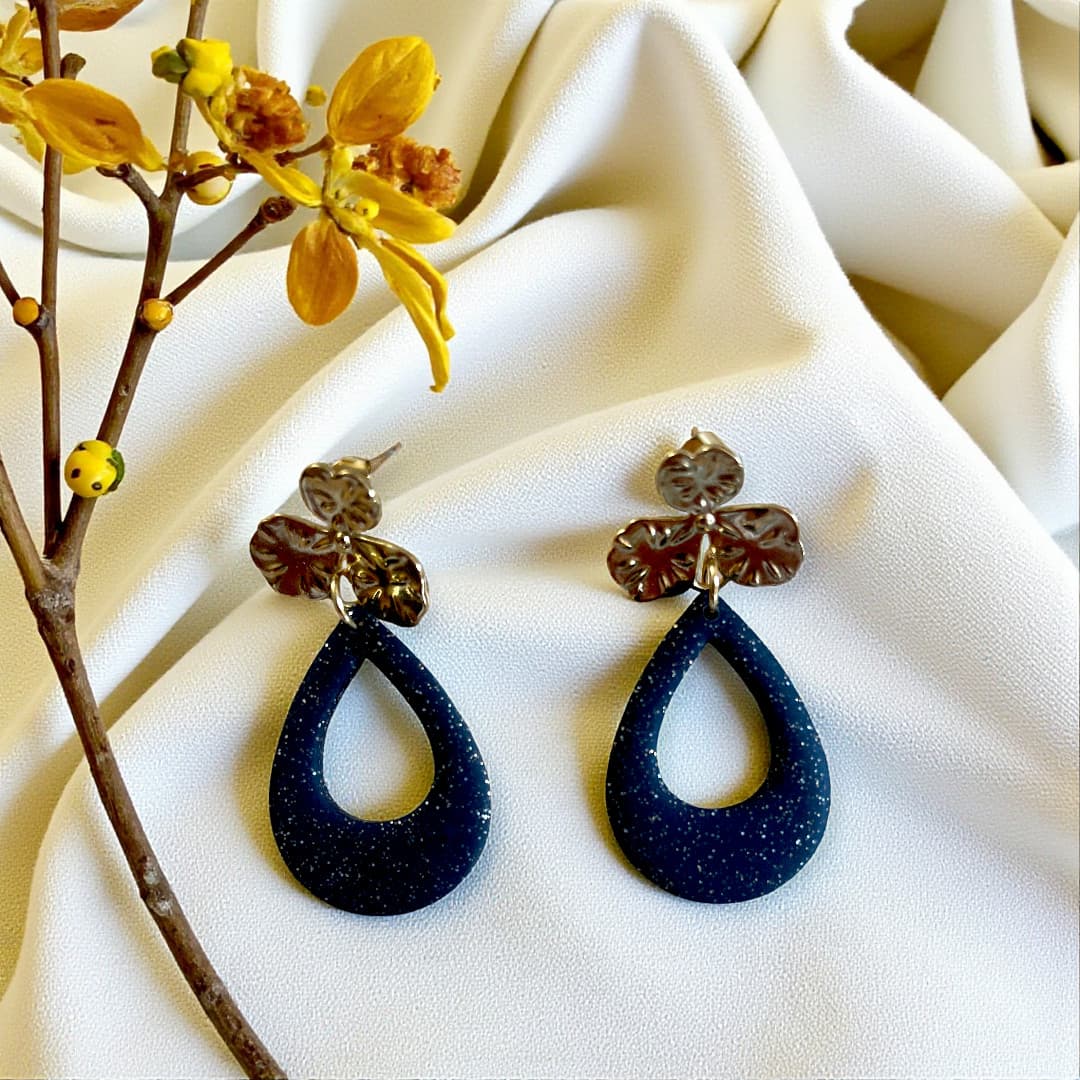 Boucles d’oreilles Chloé fleur dorée et pendentif rouge – ATMY Bijoux