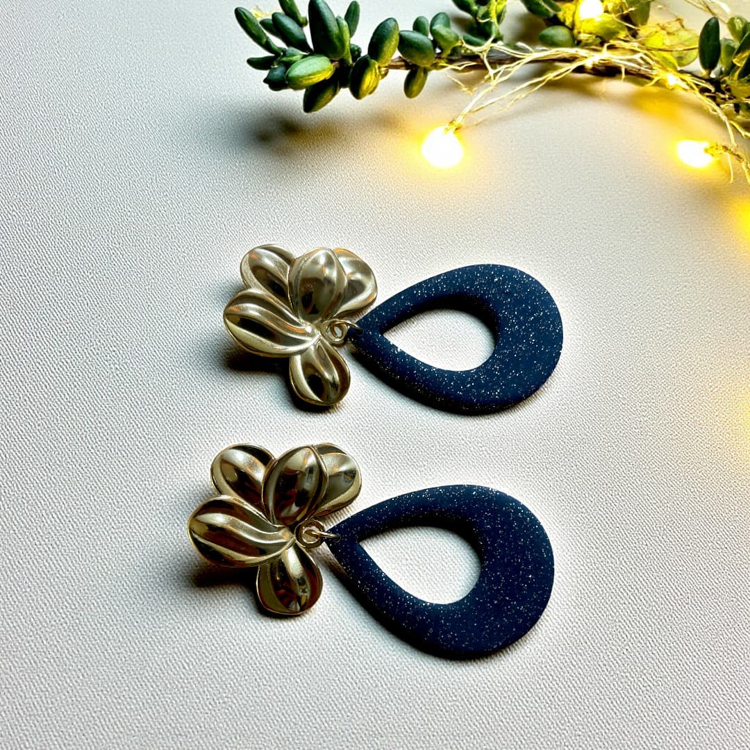 Boucles d’oreilles Daphné fleur dorée et pendentif rouge – ATMY Bijoux