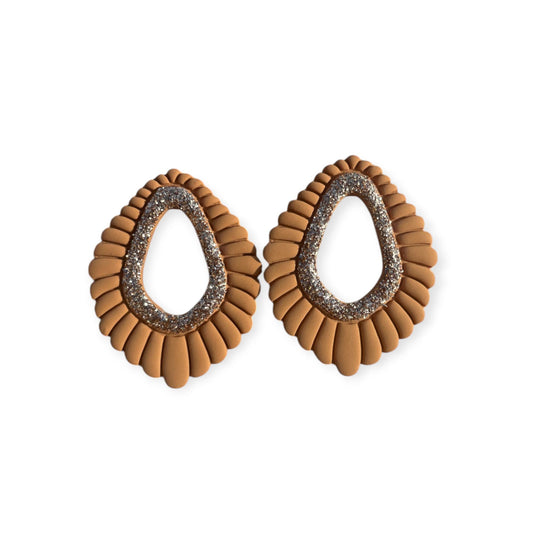 Boucles d’oreilles Thalia en pâte polymère couleur herbe sèche avec paillettes champagne – bijou artisanal ATMY Bijoux