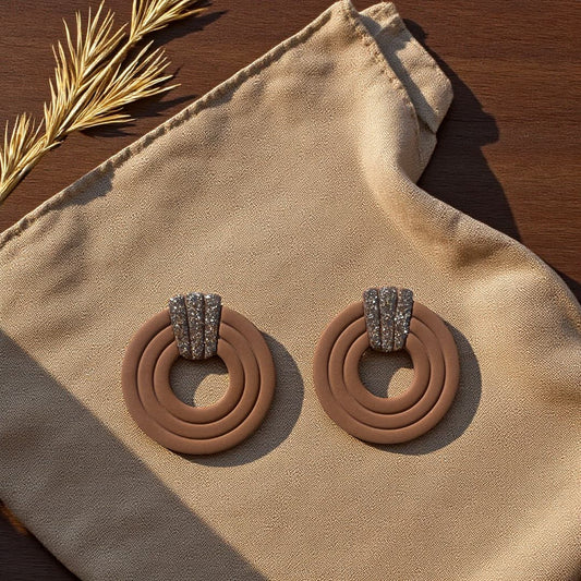 Boucles d’oreilles artisanales en pâte polymère marron cuir, ornées de paillettes Champagne.