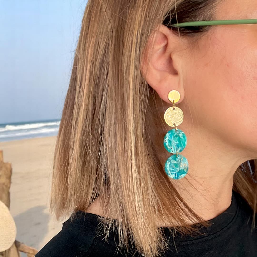 les boucles d’oreilles Azura, inspirées des profondeurs de l’azurite et des reflets dorés du soleil.