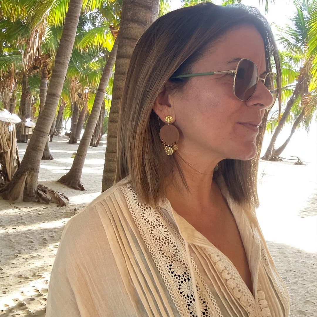 Boucles d’oreilles Sanaa en argile polymère marron cuir et acier inoxydable doré