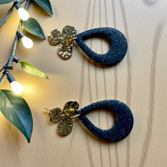 Boucles d’oreilles Chloé fleur dorée et pendentif noit – ATMY Bijoux