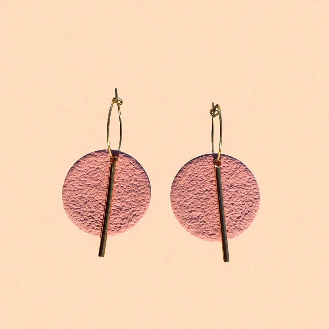 Boucles d’oreilles Gaïa en acier inoxydable doré avec pendentif rond texturé et barre contemporaine