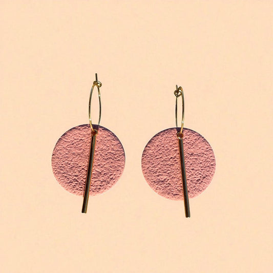 Boucles d’oreilles Gaïa en acier inoxydable doré avec pendentif rond texturé et barre contemporaine