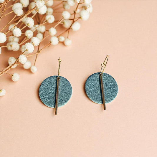 Boucles d’oreilles Gaïa en acier inoxydable doré avec pendentif rond texturé et barre contemporaine