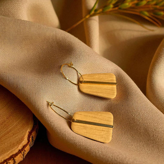 Boucles d’oreilles Lara – créoles dorées de 25 mm et pendentifs trapèze de 30 mm en pâte polymère couleur moutarde.