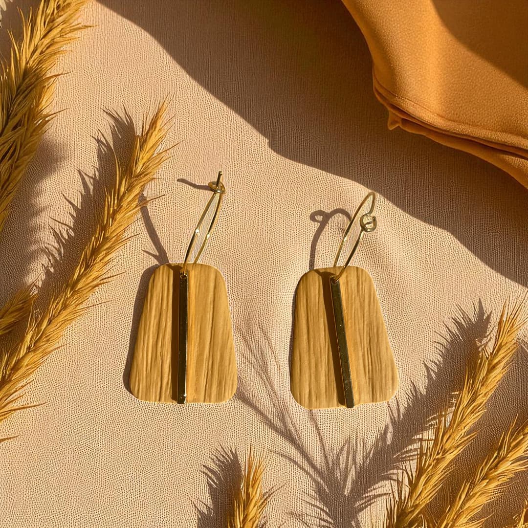 Boucles d’oreilles Lara – créoles dorées de 25 mm et pendentifs trapèze de 30 mm en pâte polymère couleur moutarde.