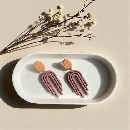 Boucles d’oreilles Alma brun et herbes sèches en pâte polymère, création artisanale ATMY Bijoux.