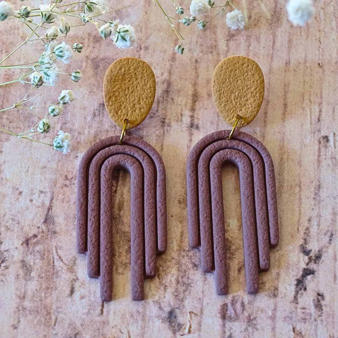 Boucles d’oreilles Alma brun et herbes sèches en pâte polymère, création artisanale ATMY Bijoux.