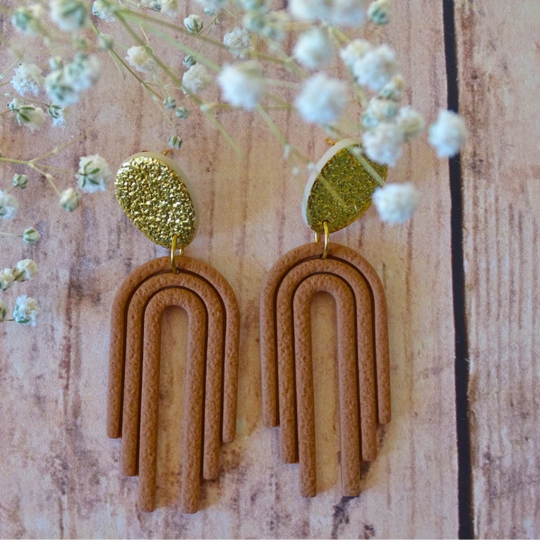 Boucles d’oreilles Alma marron cuir et doré en pâte polymère, création artisanale ATMY Bijoux.