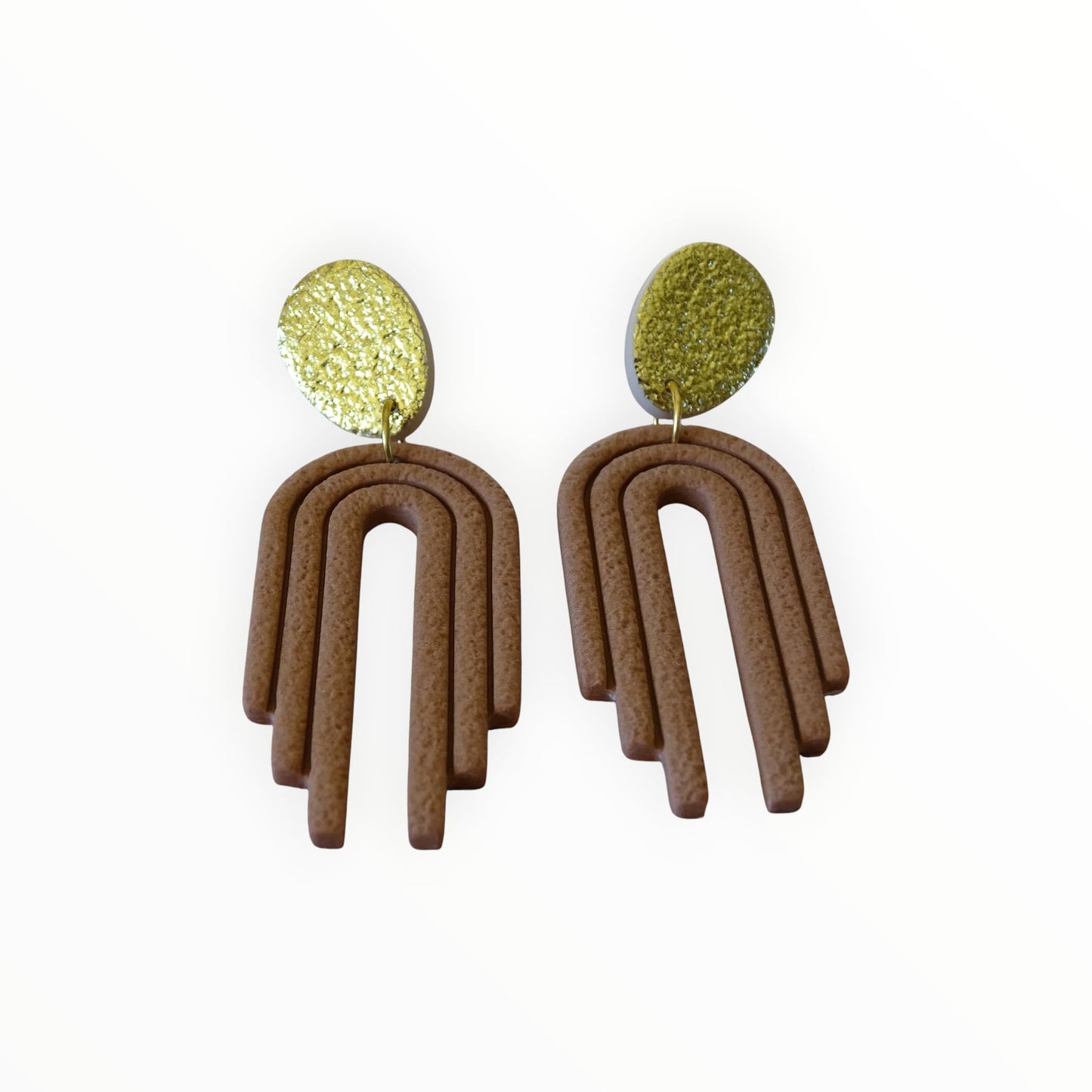 Boucles d’oreilles Alma marron cuir et doré en pâte polymère, création artisanale ATMY Bijoux.