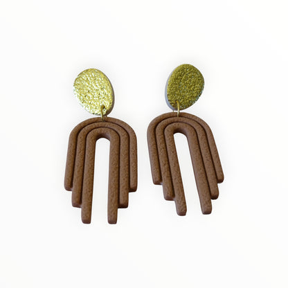 Boucles d’oreilles Alma marron cuir et doré en pâte polymère, création artisanale ATMY Bijoux.