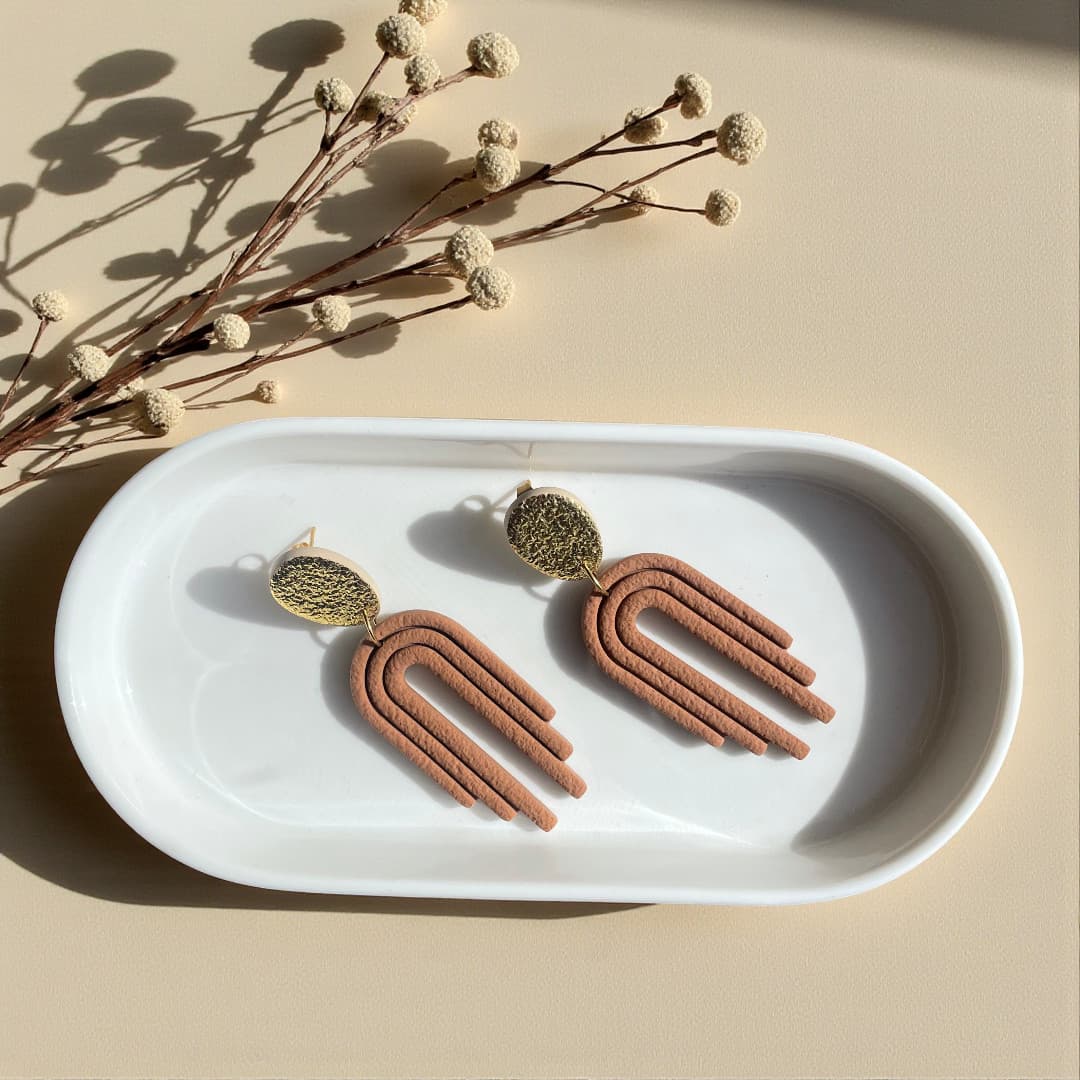 Boucles d’oreilles Alma marron cuir et doré en pâte polymère, création artisanale ATMY Bijoux.