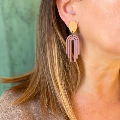 Boucles d’oreilles Alma brun et herbes sèches en pâte polymère, création artisanale ATMY Bijoux.