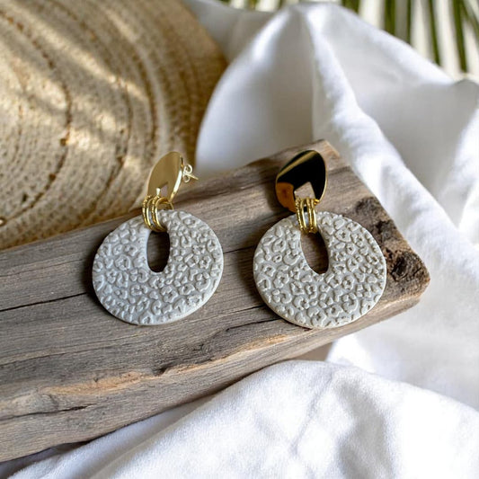 Boucles d’oreilles Amalya en pâte polymère latte avec attache dorée, motif léopard en relief