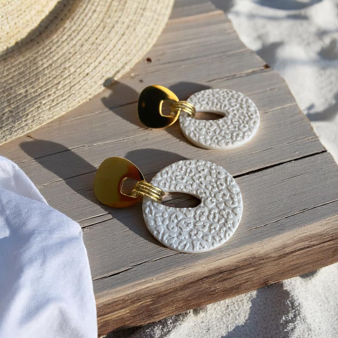 Boucles d’oreilles Amalya en pâte polymère latte avec attache dorée, motif léopard en relief