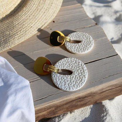 Boucles d’oreilles Amalya en pâte polymère latte avec attache dorée, motif léopard en relief